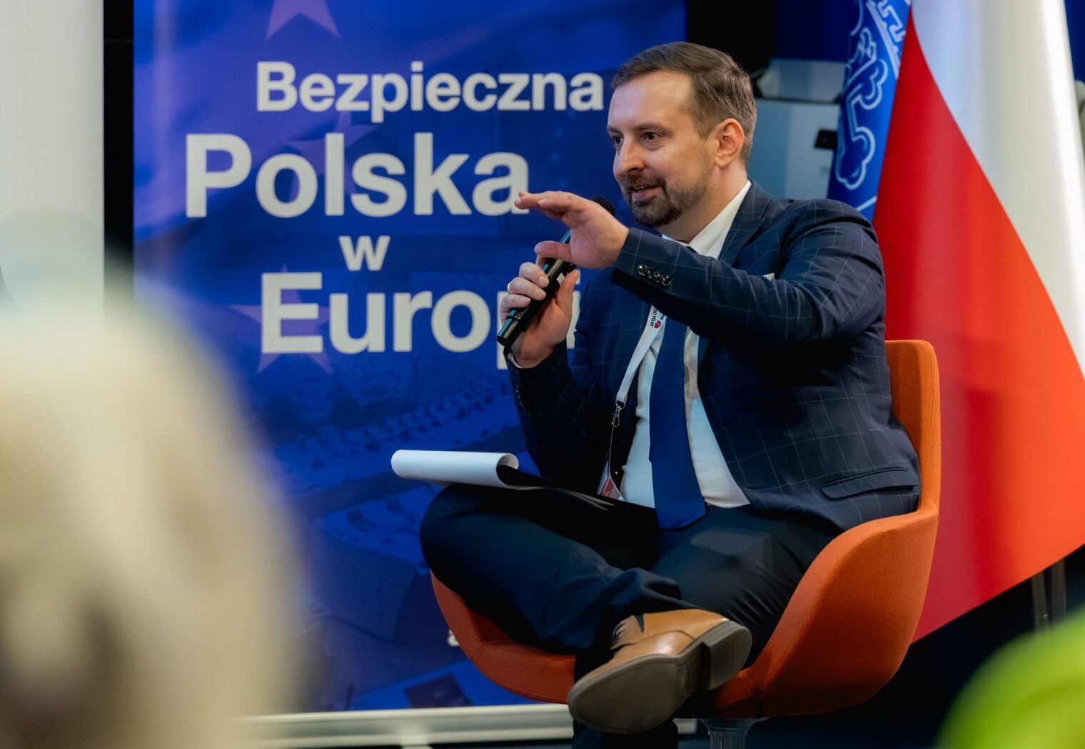 Uczestnicy spotkania rozmawiają w kręgu