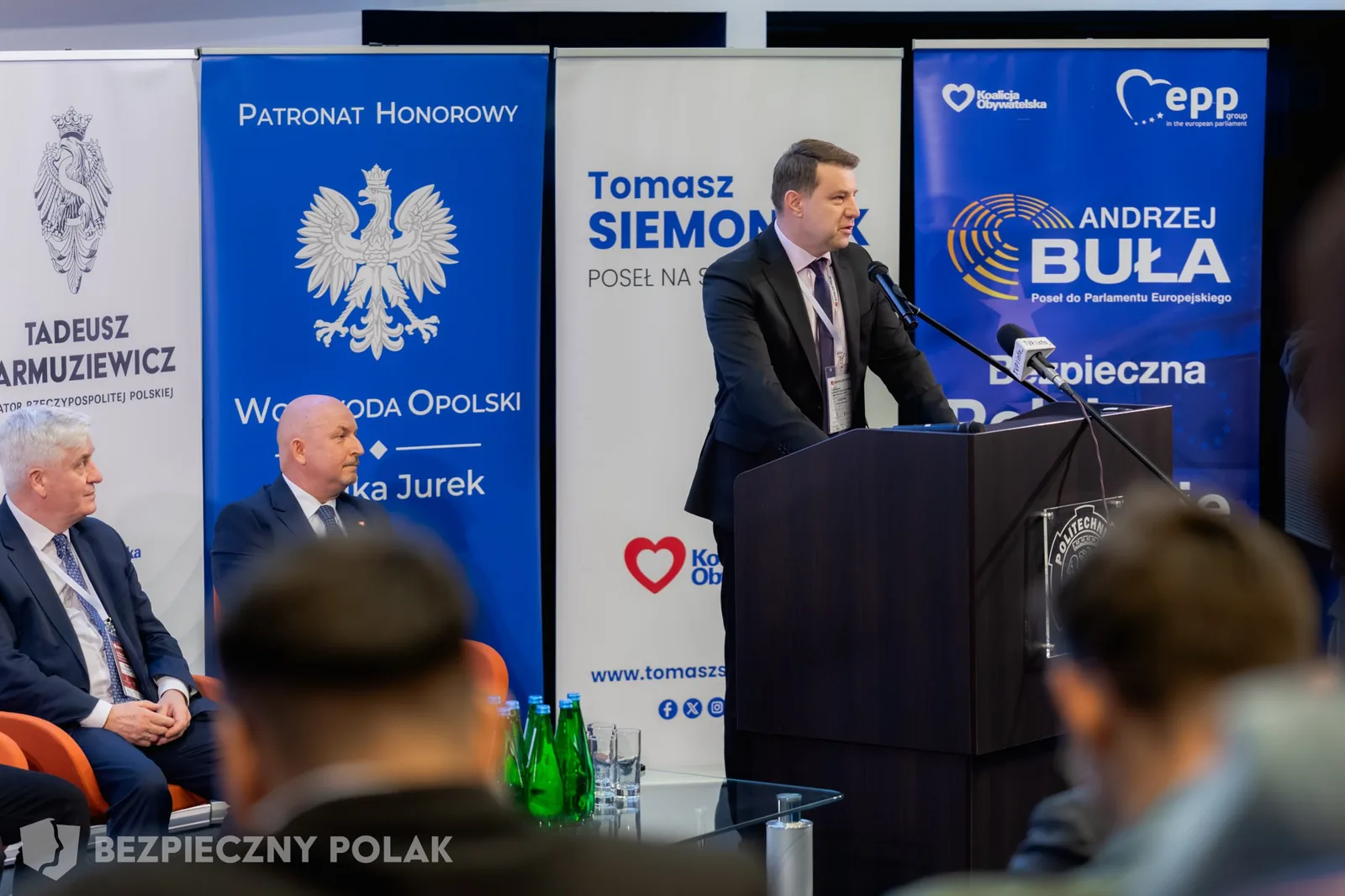 Głos ze sceny podczas konferencji poświęconej bezpieczeństwu i obiektom zbiorowej ochrony.