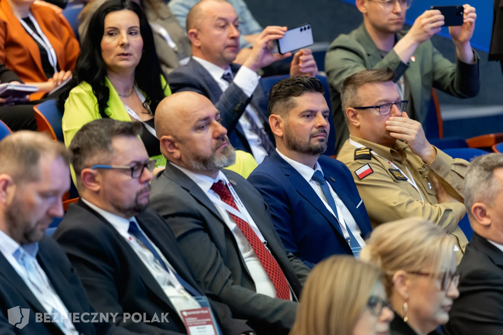 Uczestnicy słuchają prelegentów i dokumentują przebieg konferencji.