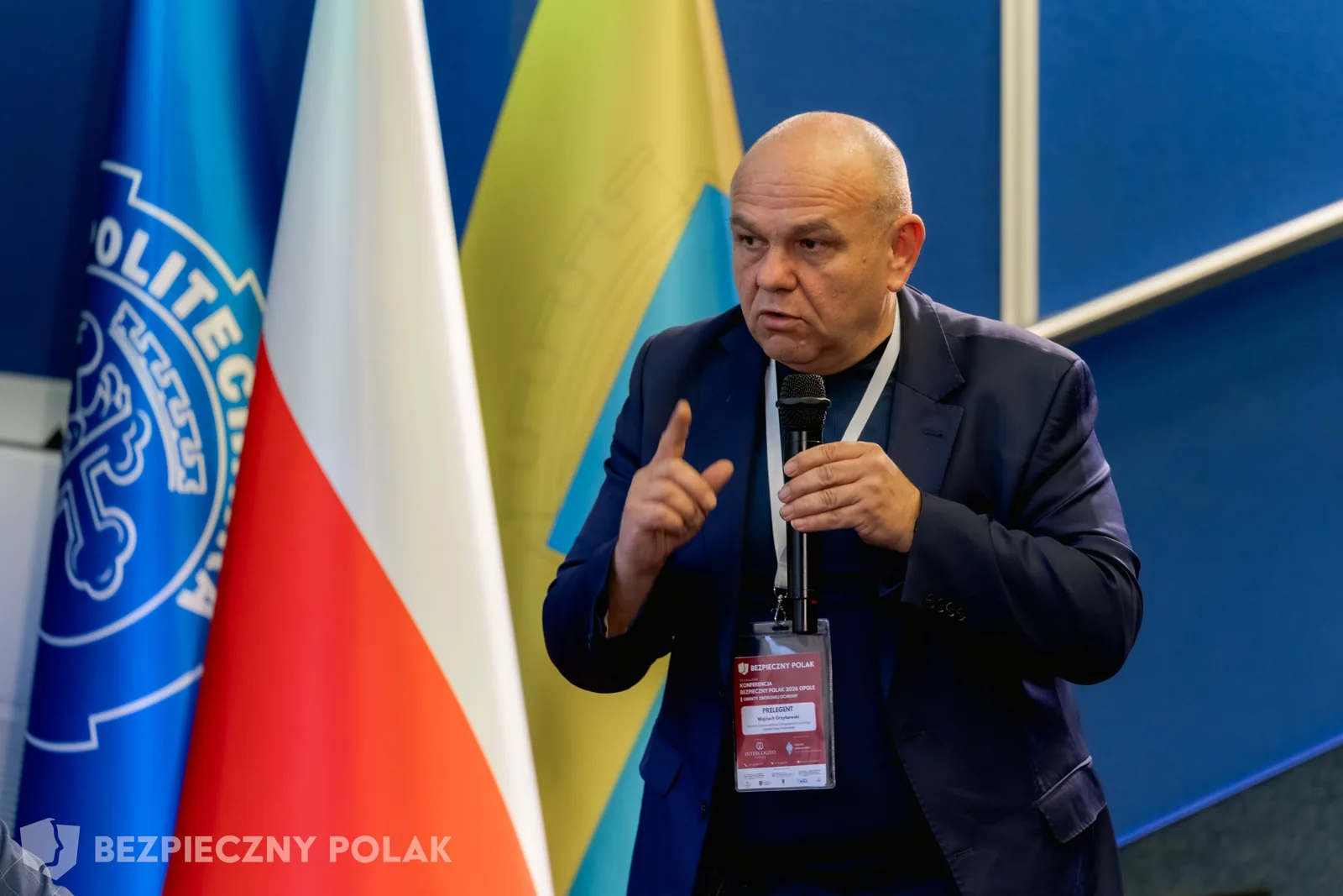 Wypowiedź z mikrofonem podczas konferencji.