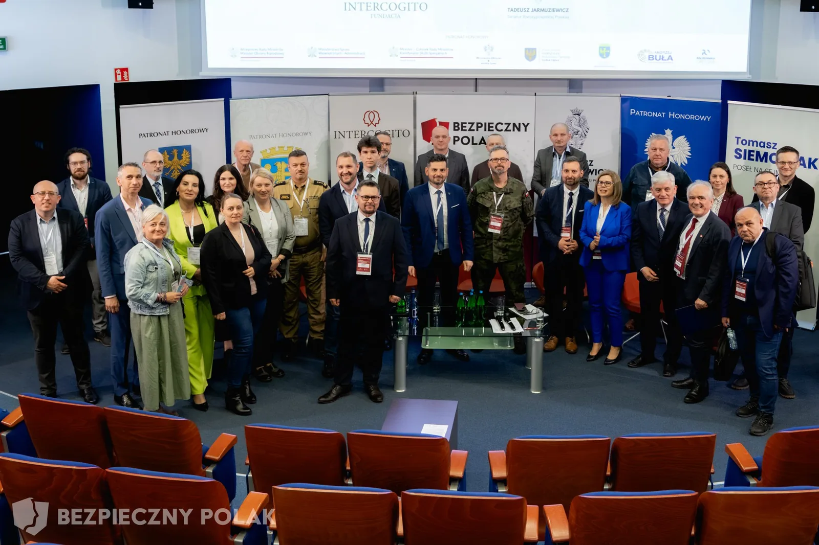 Uczestnicy i prelegenci konferencji „Bezpieczny Polak 2026” — wspólne zdjęcie w auli Politechniki Opolskiej.